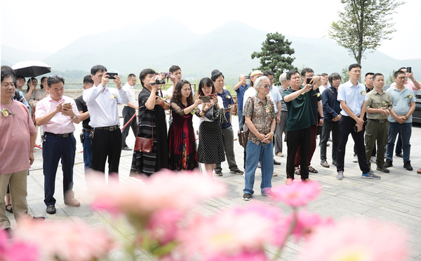 8、见证溧阳写生创作基地落户溧阳通用山庄揭牌仪式