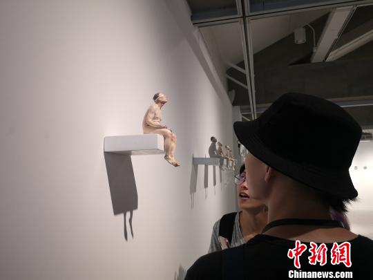 图为观众观展?！×跸?摄