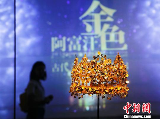 图为展出的五树形金质王冠。　泱波 摄