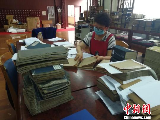 已经与古籍打交道20余年的工作人员贾秀丽，正在对近期已经编目的古籍做审校。　孙婷婷 摄