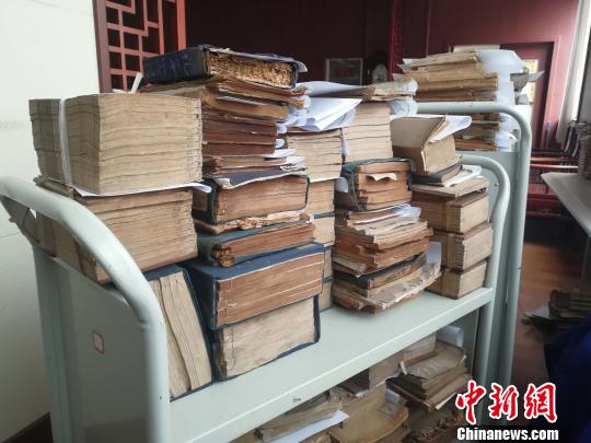 很多古籍由于年代久远，会出现残损的情况?！∷镦面?摄