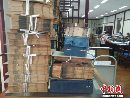 山东省图书馆历史文献部7名古籍编目工作人员，14年如一日，为70万本古籍做编目?！∷镦面?摄