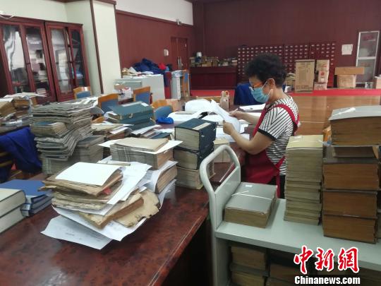 贾秀丽认为，古籍承载着山东省的优秀传统文化，通过编目后，可以让古籍摆放在书架上，方便更多的人阅读?！∷镦面?摄