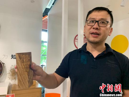 杭州凸凹设计负责人介绍其有关良渚文化的设计作品。　张斌 摄