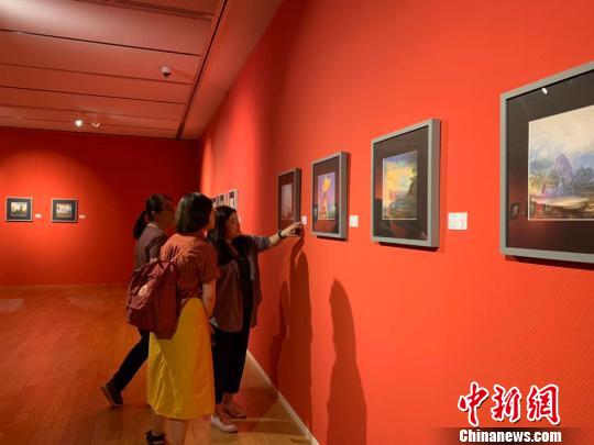 人工智能产品微软“小冰”的画作吸引参观者目光。　张斌 摄