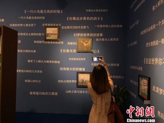 人工智能产品微软“小冰”的诗作吸引参观者目光?！≌疟?摄