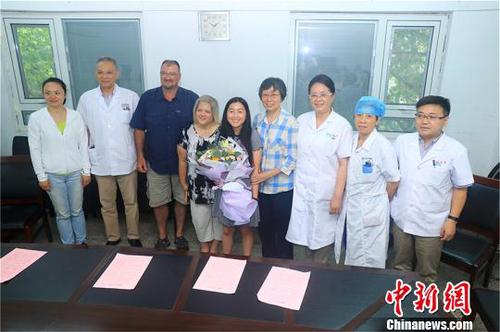 孔姗姗一家从美国前来感谢当年救治与帮助过她的人?！〕潞烀?摄