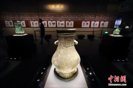 图为山西省曲沃县晋侯墓地出土的青铜圆壶。中新社记者 张云 摄