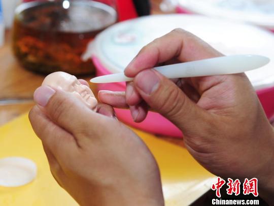 白春雨正在制作面塑 刘栋 摄