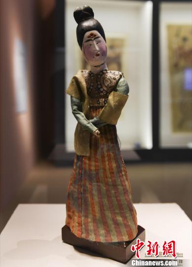 明星展品之一的唐代绢衣彩绘木俑 刘桐 摄
