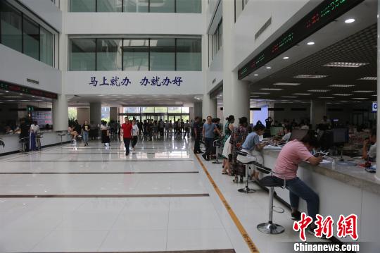 图为大连自贸区综合服务大厅?！∑臃?摄