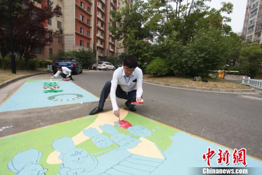 图为这些“孝心车位”用醒目的彩色涂料绘制，十分醒目?！∶系铝?摄