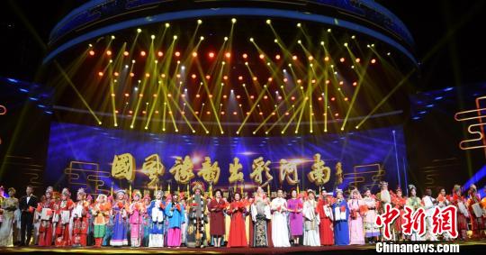 图为演出现场?！±罟蟾?摄