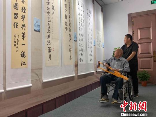 此次展览展出了从世界各地6000余人7636幅书法作品中评审出的20幅“卫夫人奖”优秀作品，以及203幅入展作品?！±钔ヒ?摄