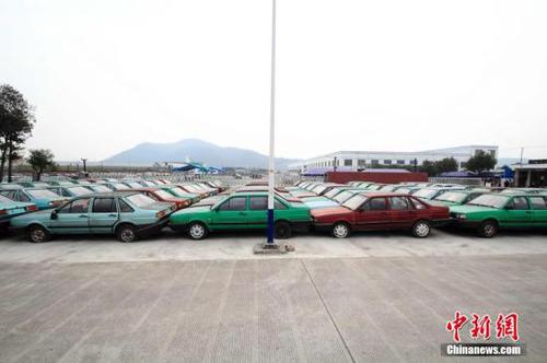 2014年11月13日，浙江绍兴市区城东一驾校门口停放了百余台报废的车辆，恰似报废车“坟场”。近年，绍兴市民学车劲头高涨，前往市区各所驾校学习的人逐渐增多，驾校的学员车辆频繁使用，报废车辆较多。<a target='_blank' href='http://www.chinanews.com/'>中新社</a>发 李瑞昌 摄 图片来源：CNSPHOTO