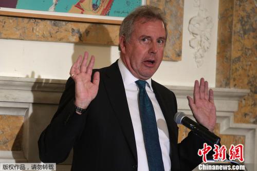 资料图：2017年10月20日，英国驻美国大使金·达罗克在英国驻华盛顿大使馆举行的“国家经济学家俱乐部”年度晚宴上发表演讲。