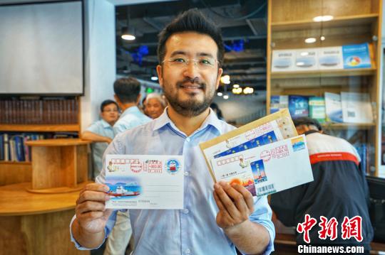 市民展示风景戳、明信片、纪念封等?！《?摄