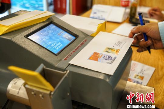 市民等待机器盖邮资机宣传戳?！《?摄