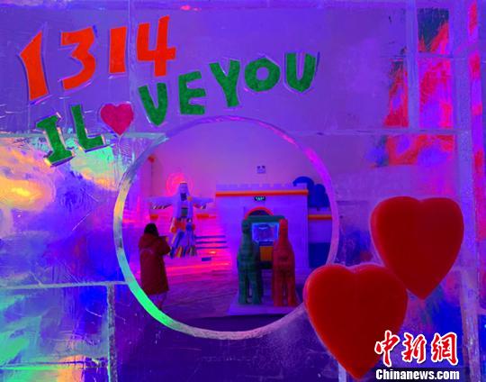 图为七彩城冰雪艺术馆内景。　刘小红 摄