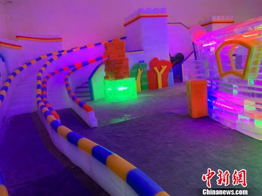 通天峡景区七彩城冰雪艺术馆历经三个多月筹备，总投资800万元，建设总面积800平米?！×跣『?摄