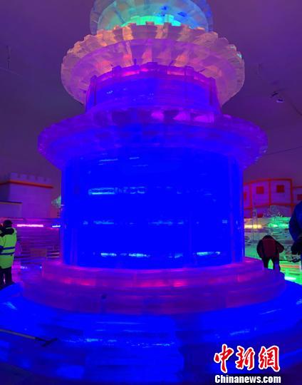 图为七彩城冰雪艺术馆内景?！×跣『?摄