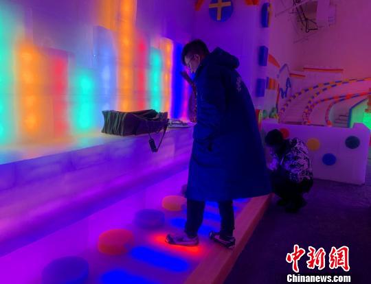 图为游客正在体验冰钢琴?！×跣『?摄