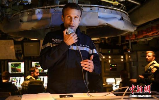 当地时间7月4日，法国总统马克龙视察法国战略导弹核潜艇“可畏”（Le Terrible）号，并体验了一下艇上官兵的战斗值班。图为马克龙在潜艇内讲话。