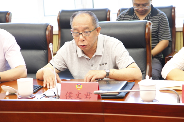 区政协专委会工作三室主任侯文君汇报建议案和调研报告的具体情况