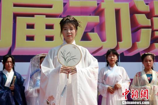 美女汉服走秀演绎古今碰撞?！⌒烨擅?摄