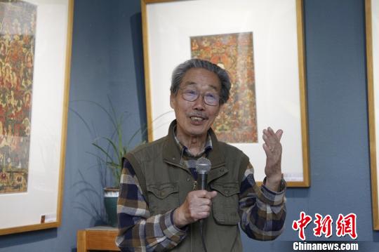 图为西藏美协顾问、著名画家余友心谈西藏宗教壁画历史发展?！≌岳?摄