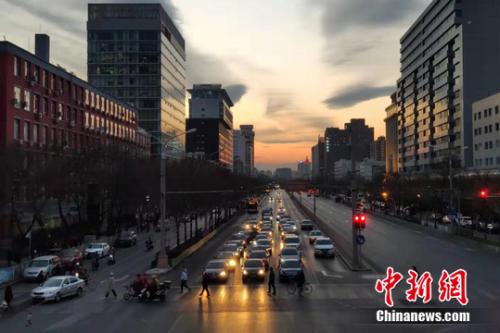 资料图：城市道路上的汽车。张旭 摄