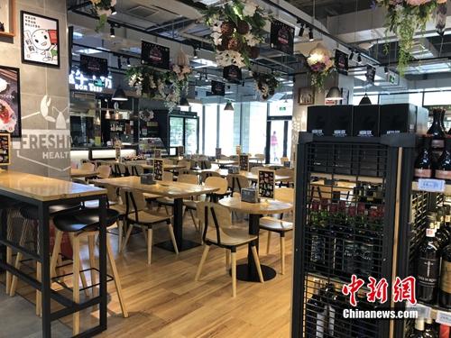 某超市内空荡荡的餐饮区。<a target='_blank' href='http://www.chinanews.com/' >中新网</a> 吴涛 摄