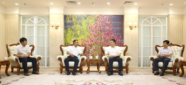 02、签约仪式前，校党委书记谢辉和耿成书记等一行交换意见。