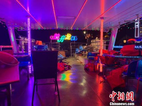 客船二层一片狼藉