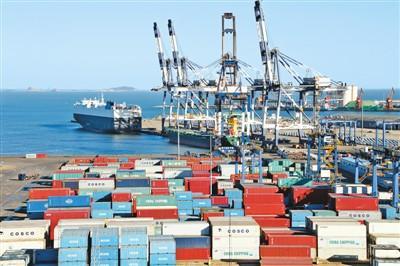 2019年1月28日，山东烟台港集装箱码头一片繁忙。唐 克摄（人民视觉）