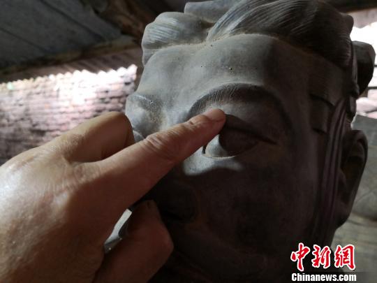 图为马石凹制作的兵马俑仿制品细节?！〉程镆?摄