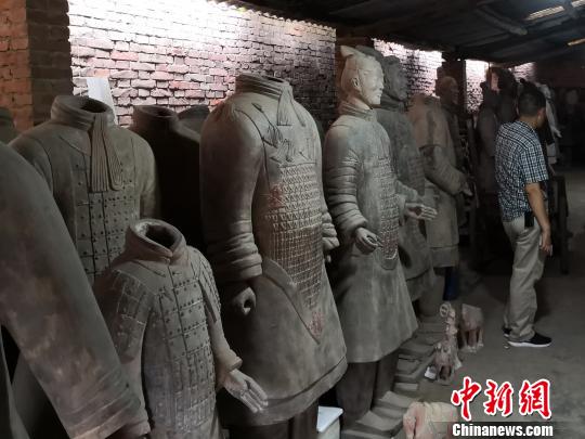 图为工厂里的兵马俑仿制品?！〉程镆?摄