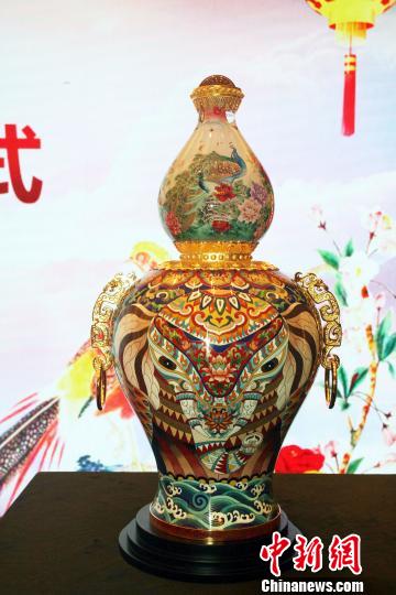 这是张同禄、王习三大师首次联袂将中国两大非遗绝技景泰蓝与内画跨界合璧创作出的《天下吉祥》宝尊?！⊙钋逦?摄