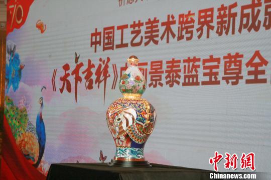 作品集合内画、景泰蓝、花丝、玛瑙镶嵌、錾刻、铸造技艺，工艺繁复又精湛细腻?！⊙钋逦?摄