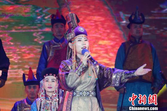 图为演出现场。锡林郭勒盟镶黄旗宣传部供图