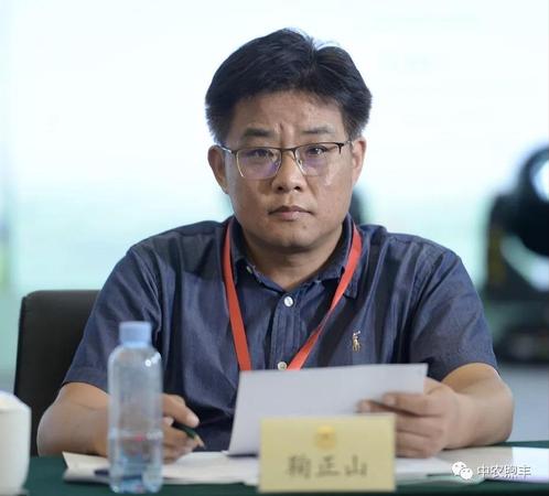 自然资源部国土整治中心研究员鞠正山针对盐碱地的技术、开发方面的问题发表了独特的见解。