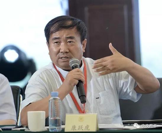 中国科学院地理所研究员康跃虎从盐碱地农业的新理论、新技术发表了见解。