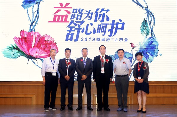 从左到右：瑞金医院沈志祥教授、CSCO肿瘤康复与支持治疗专业委员会主任委员王杰军教授、苏爱康首席执行官荒井好裕先生、中国临床肿瘤学会（CSCO）副理事长秦叔逵教授、中国抗癌协会鼻咽癌专业委员会前任主任委员胡超苏教授、北京大学肿瘤医院孙艳教授