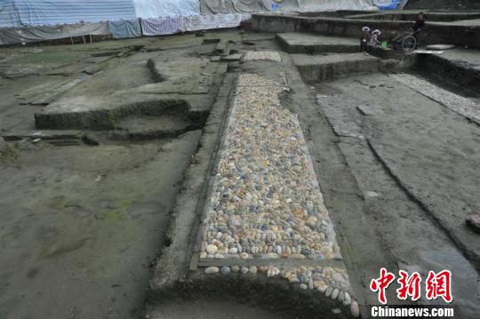 图为“摩诃池”沿岸的宋代卵石步道。　钟欣 摄