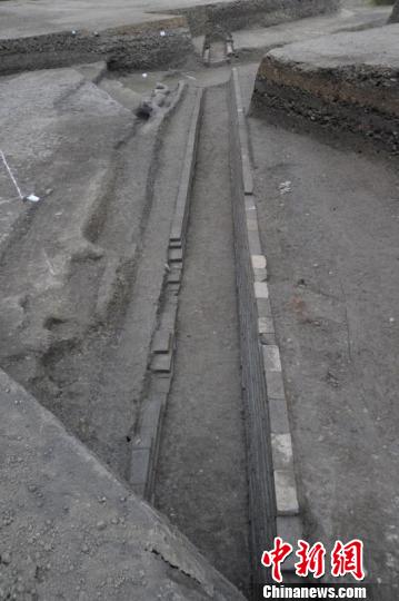 图为“摩诃池”沿岸的隋代排水沟?！≈有?摄