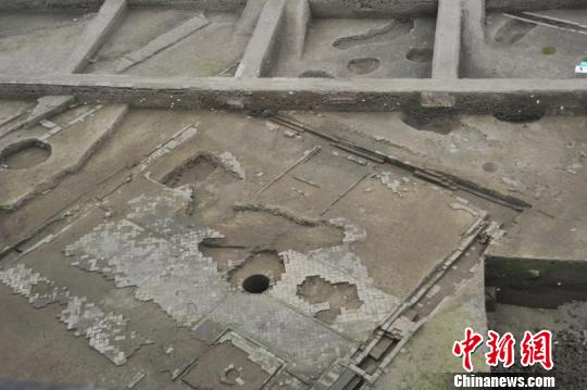 图为“摩诃池”沿岸的唐代庭院建筑 ?！≈有?摄