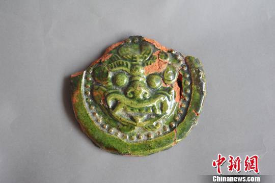 图为五代绿釉兽面纹瓦当?！≈有?摄