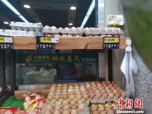 图为邮政超市内售卖的鸡蛋。 谢艺观 摄