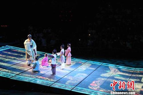 全场演出以乐明礼、以乐行礼、以乐演礼，在“明礼”的体验中，让“明礼生活方式”回归当代人心，传承优秀传统文化?！∷镦面?摄
