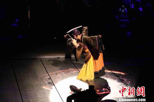 启蒙开智、少年授读、君子加冠、大婚仪典、习礼修德、齐家治世……整场演出纵贯人的一生，演绎圣贤君子“由凡入圣”的过程?！∷镦面?摄